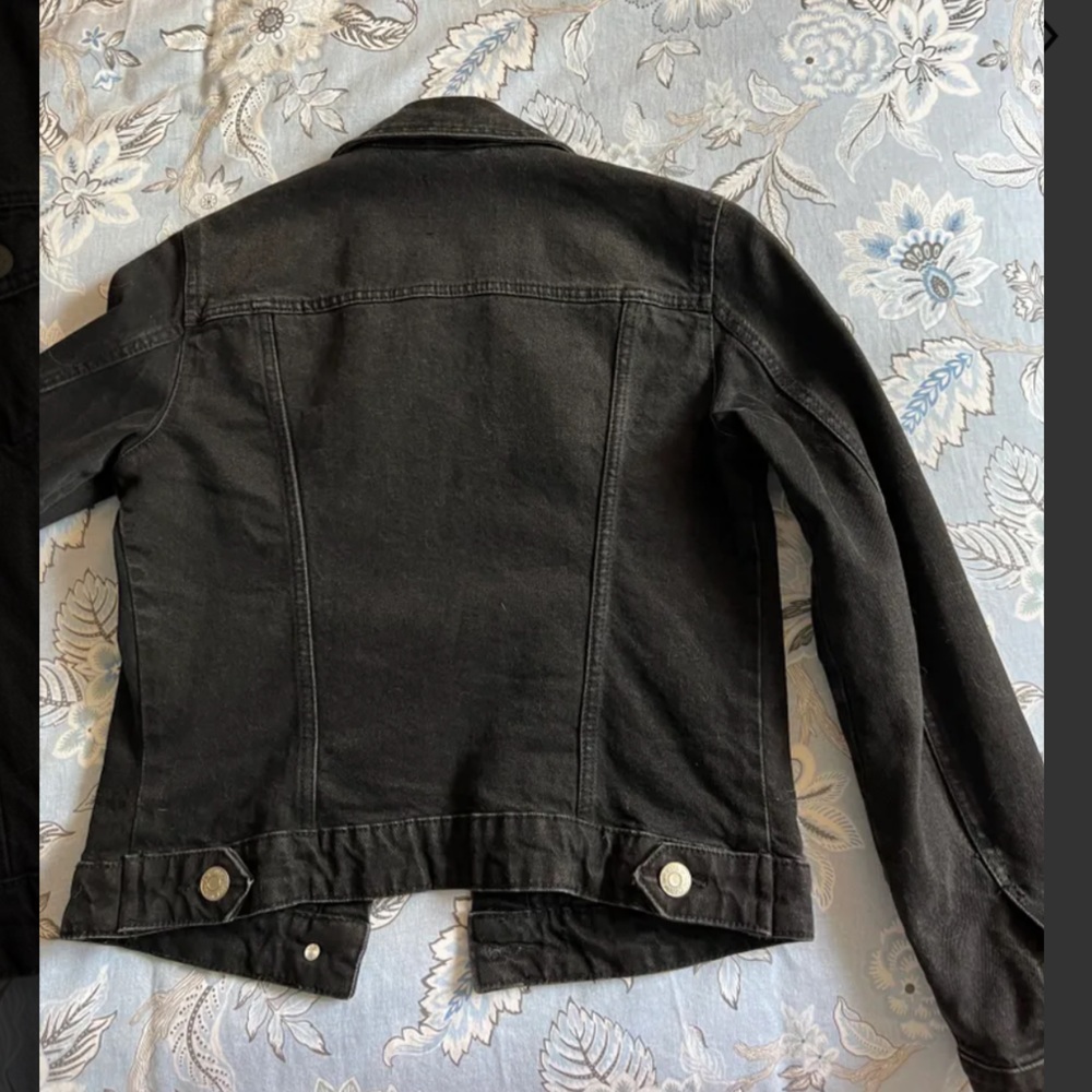 ZARA Little black denim jacket to go with everything! ZARA - Picture 4 of 7